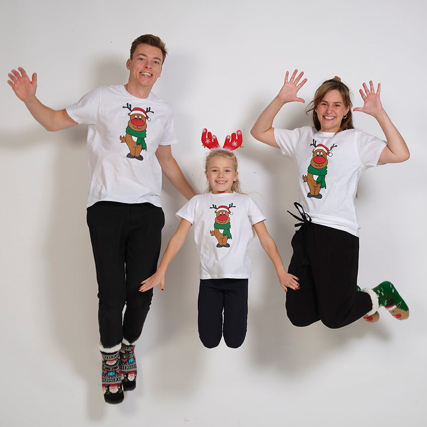 En hoppende familie iført hvide T-shirts.