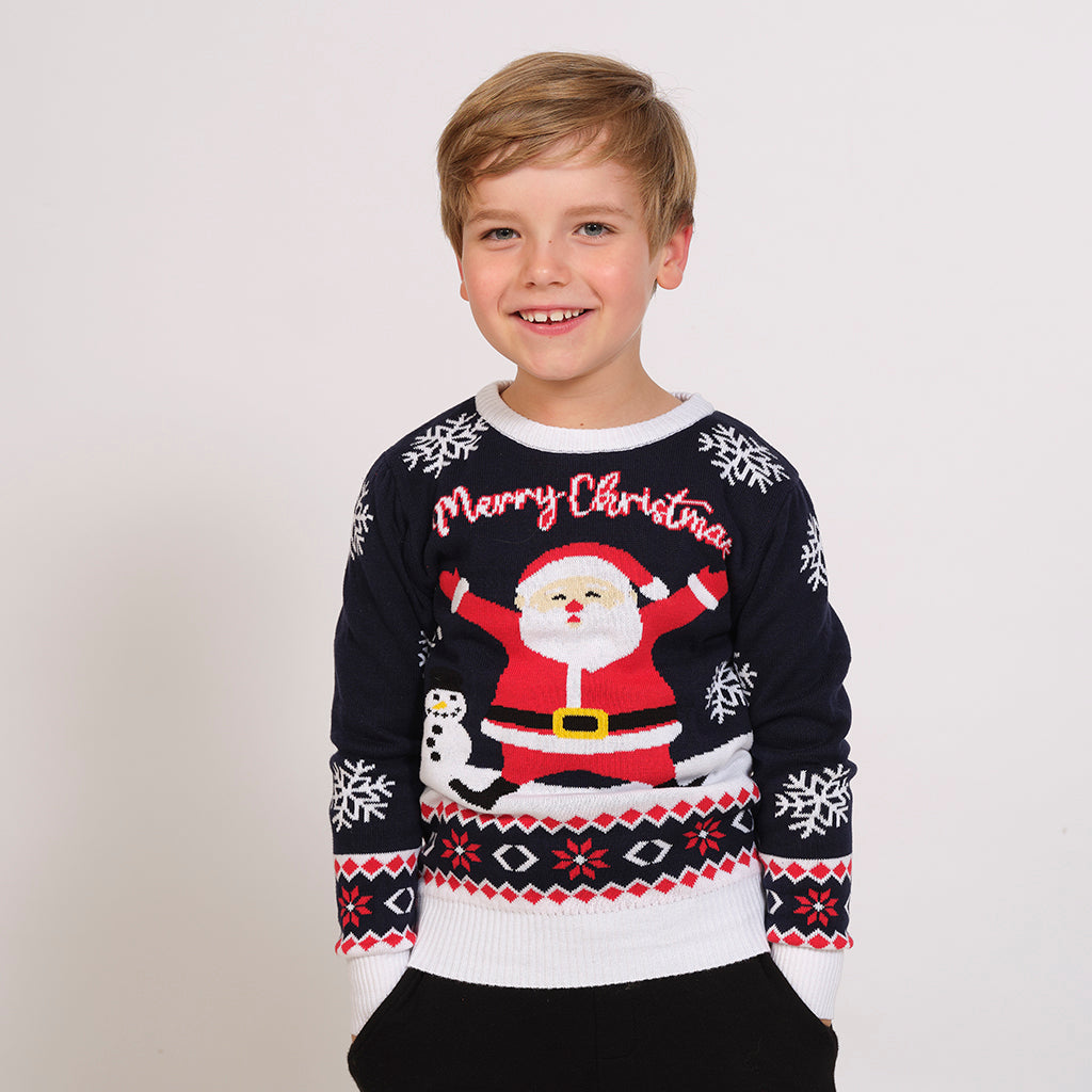 Een kind dat een witte en blauwe kersttrui met de kerstman draagt.