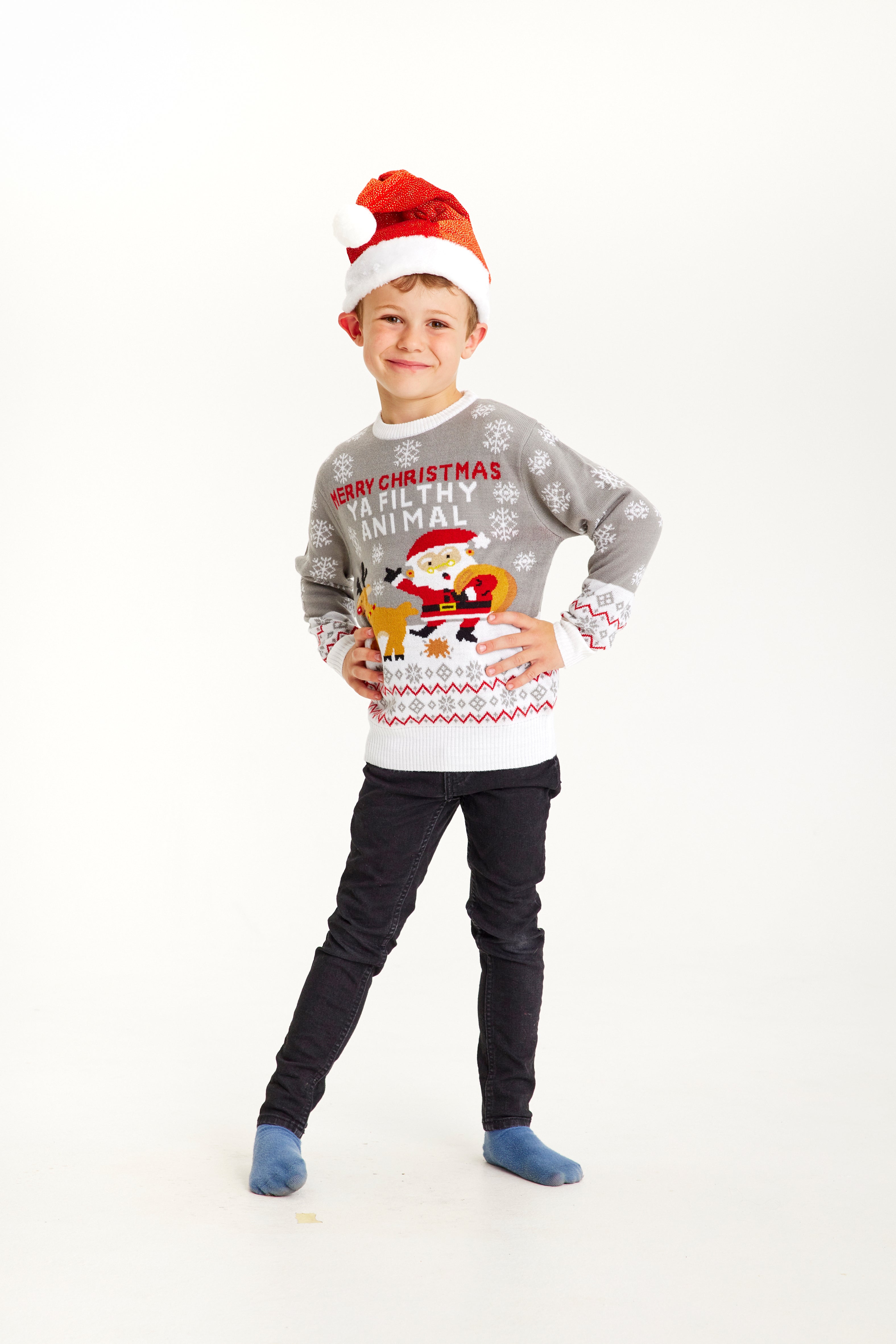Een kind draagt een grijze kersttrui met de quote 