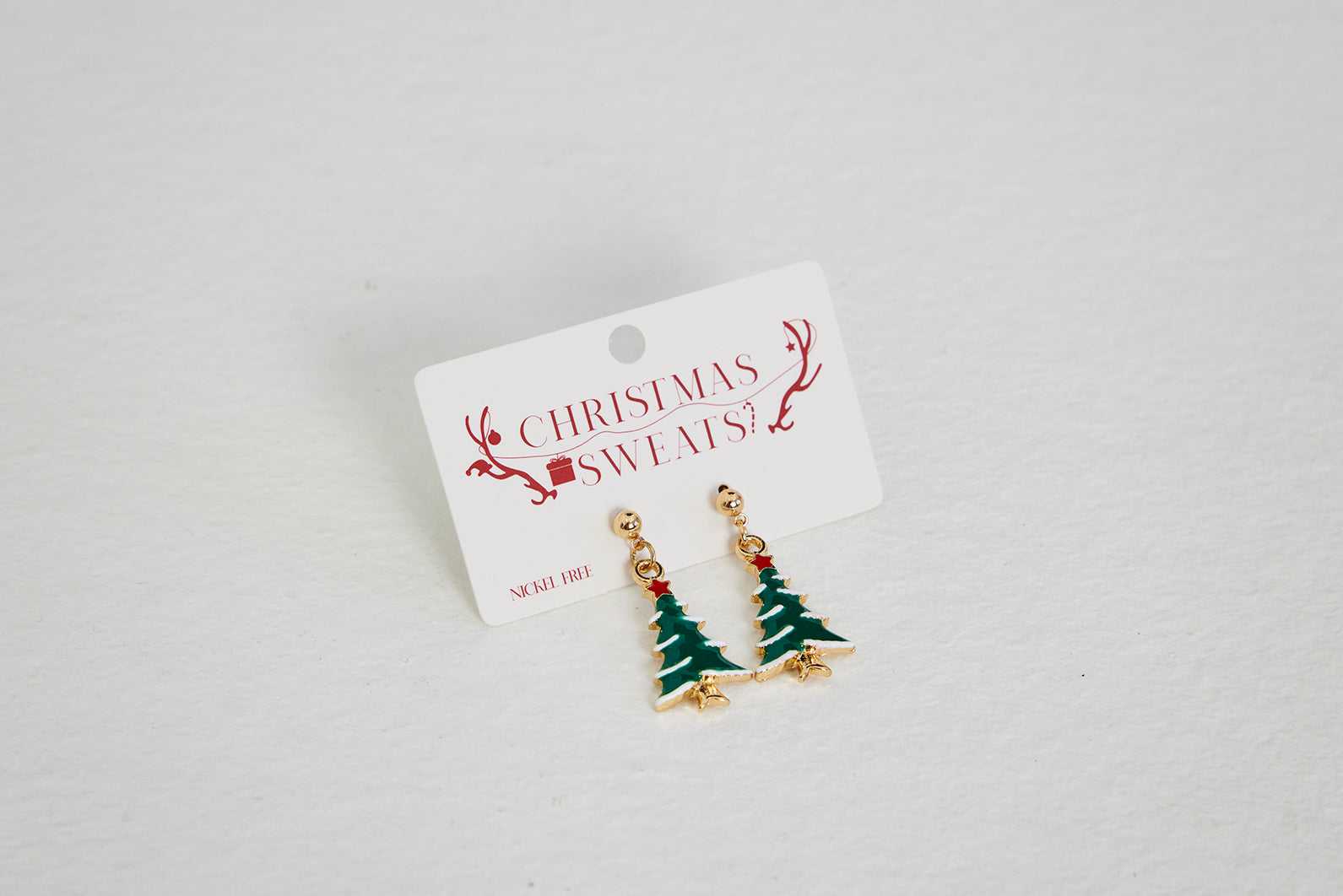 Kerst oorbellen die eruit zien als kerstbomen.