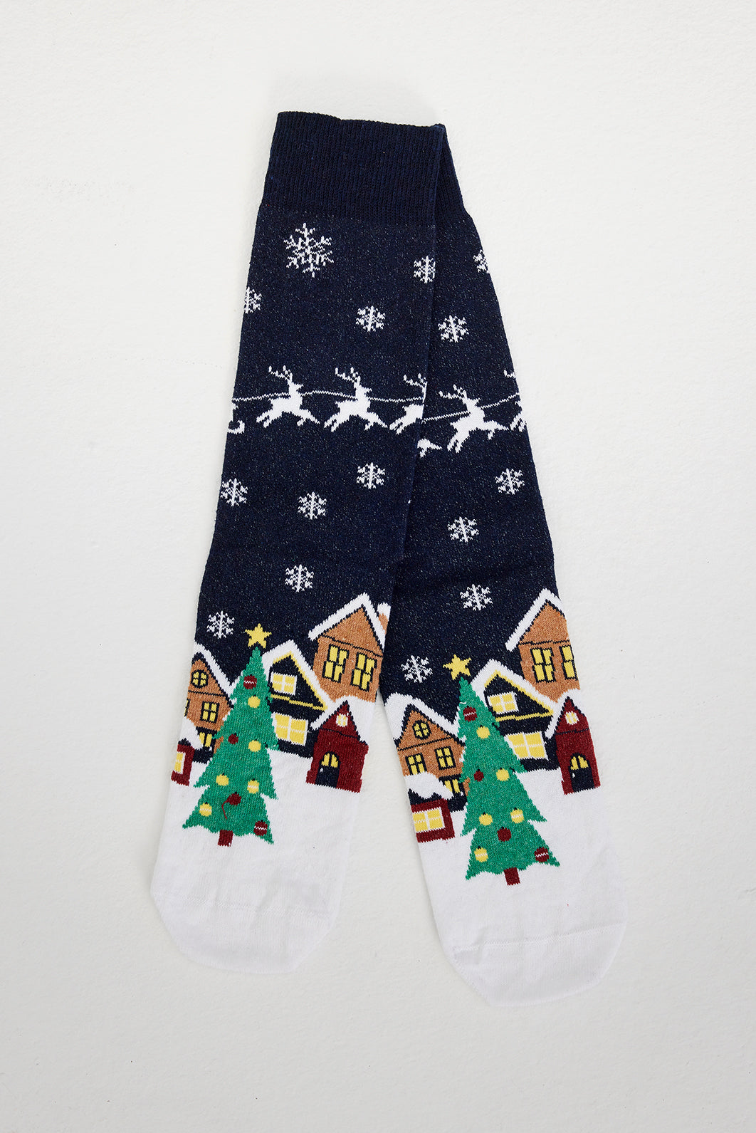 Kerstsokken met een besneeuwde stad erop.