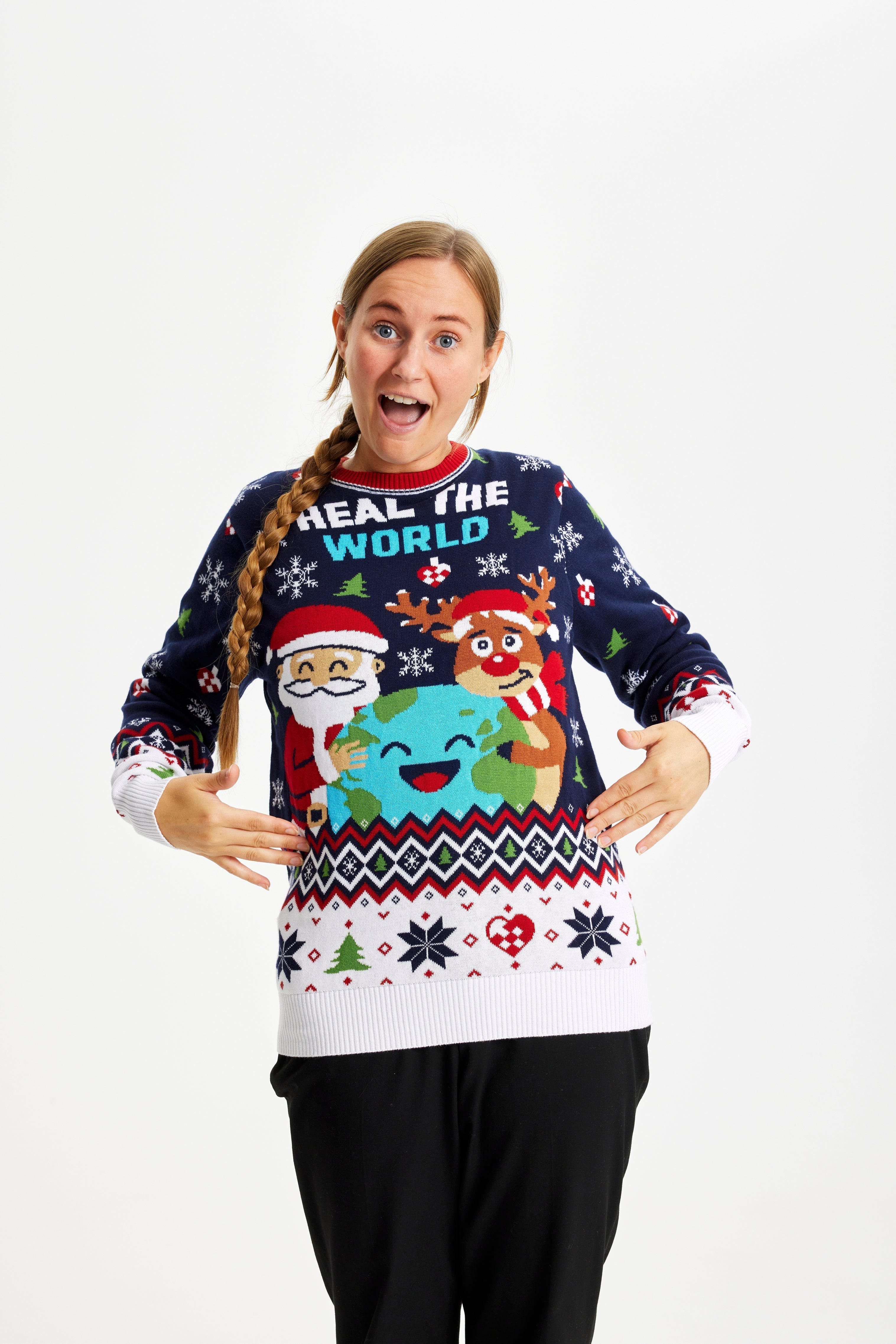 Een poserende vrouw die een blauwe kersttrui draagt met de quote 