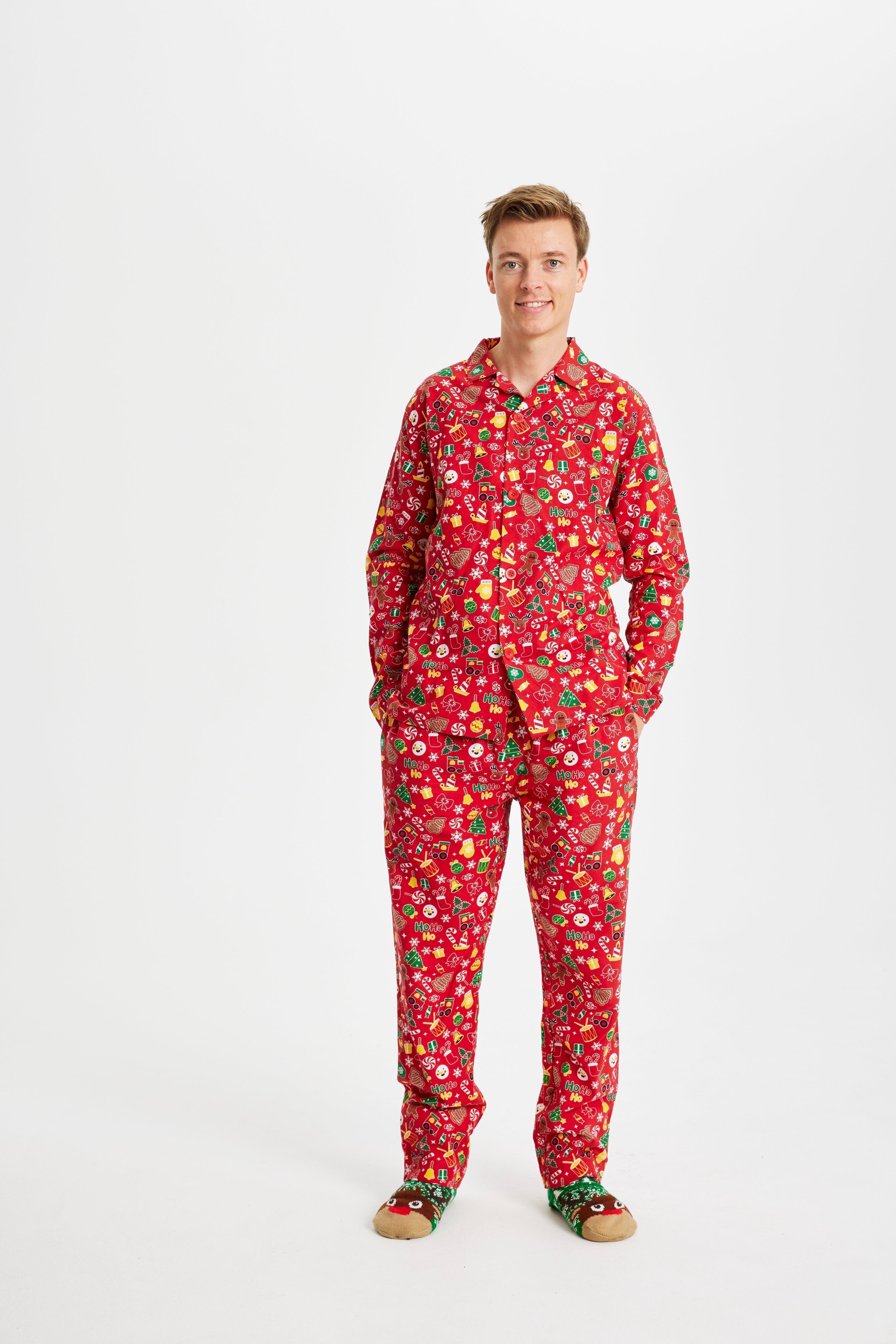 Een man draagt een rode kerstpyjama.