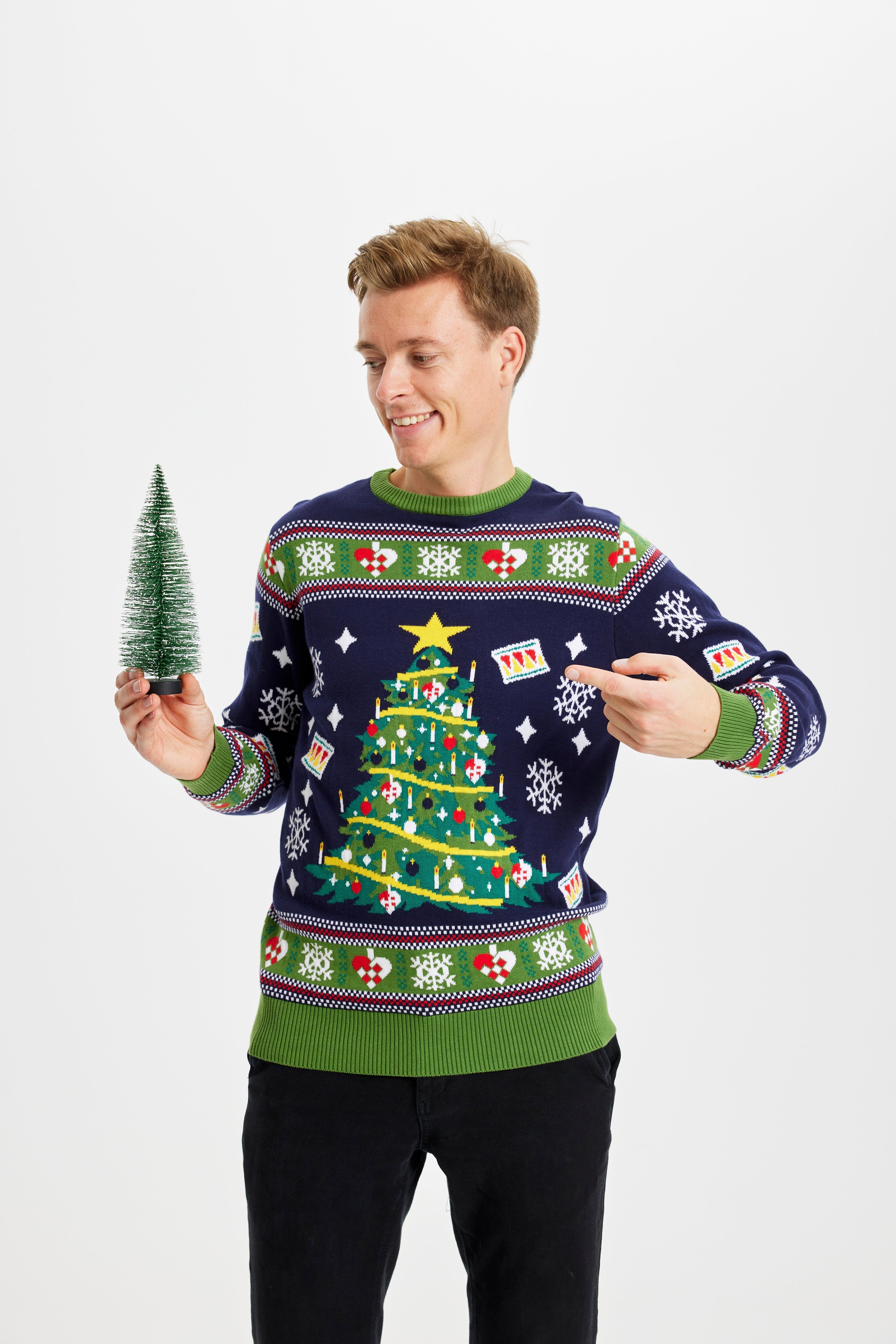 Een man draagt een blauwe en groene met een twinkelende kerstboom.