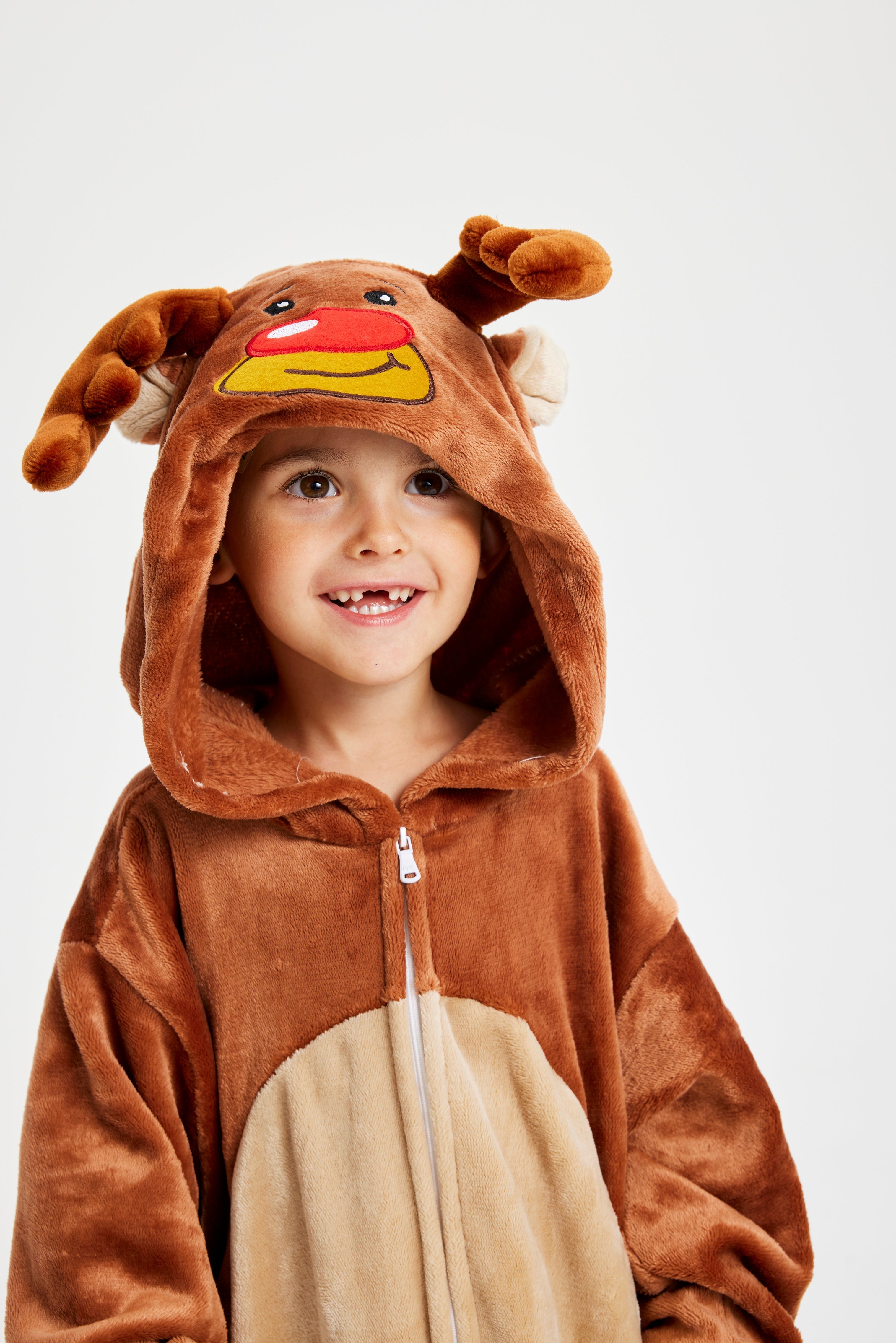 Een lachend kind verkleed als Rudolph.