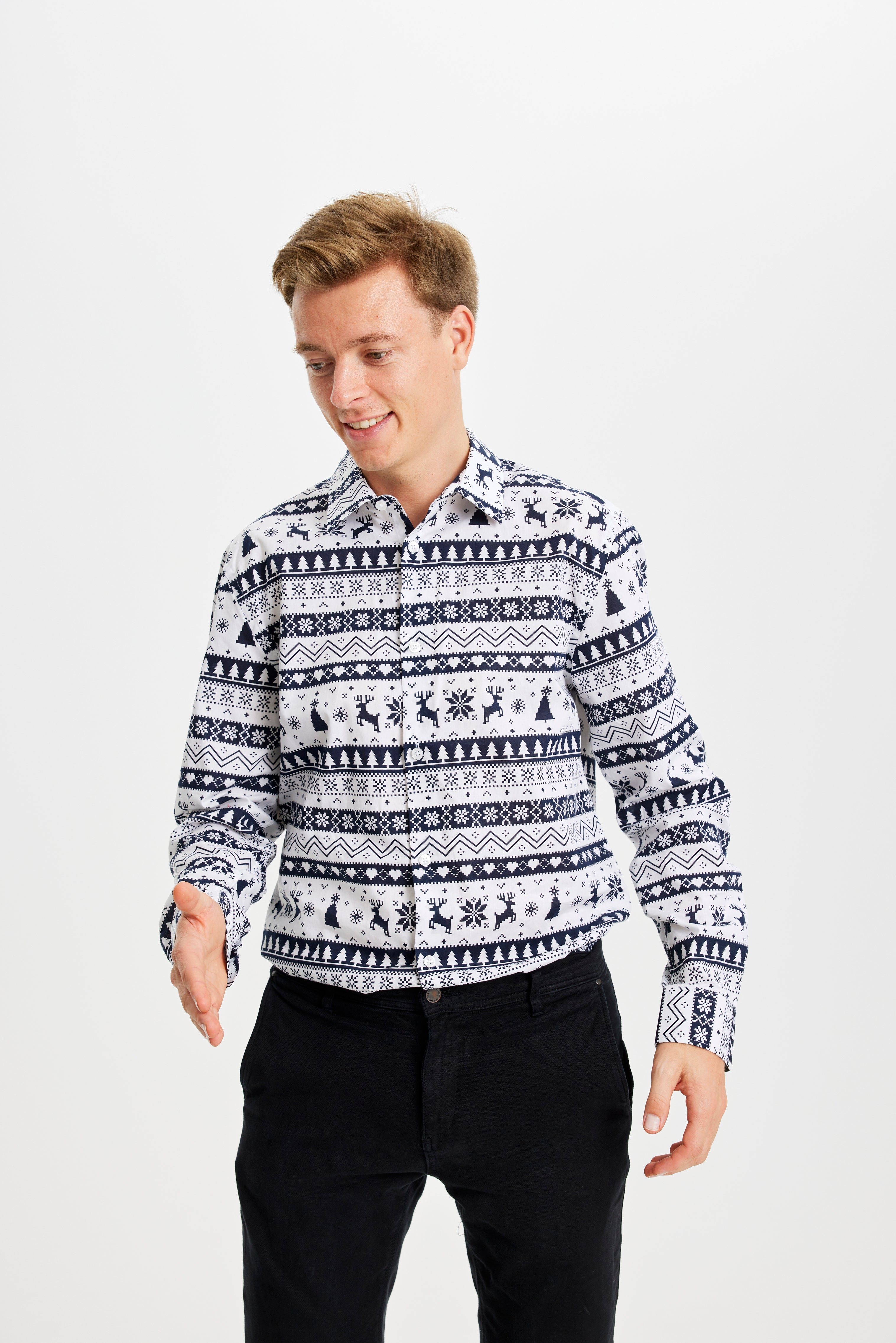 Een man poseert met een blauw en wit gestreept kerstoverhemd.