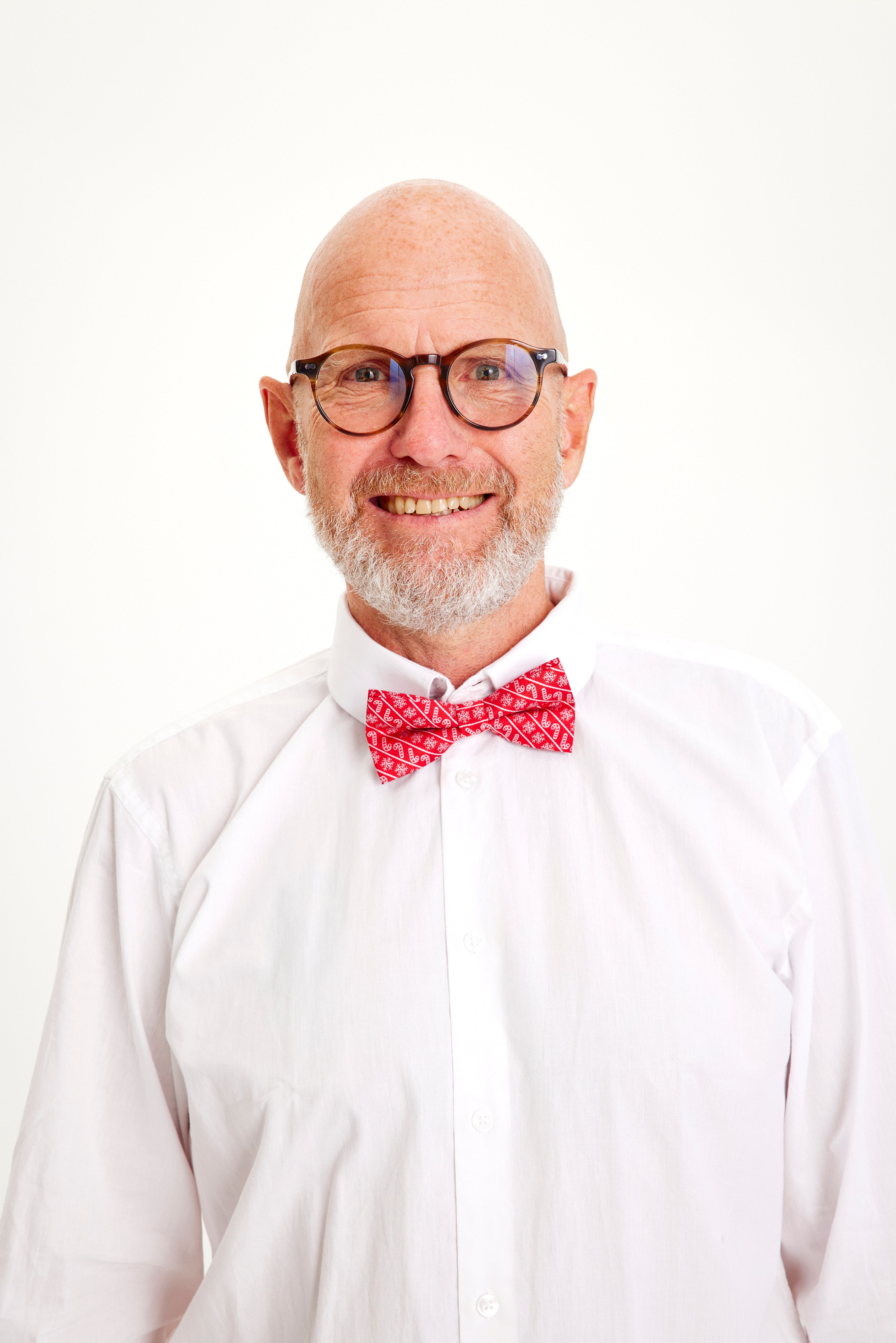 Een man met een rood strikje.