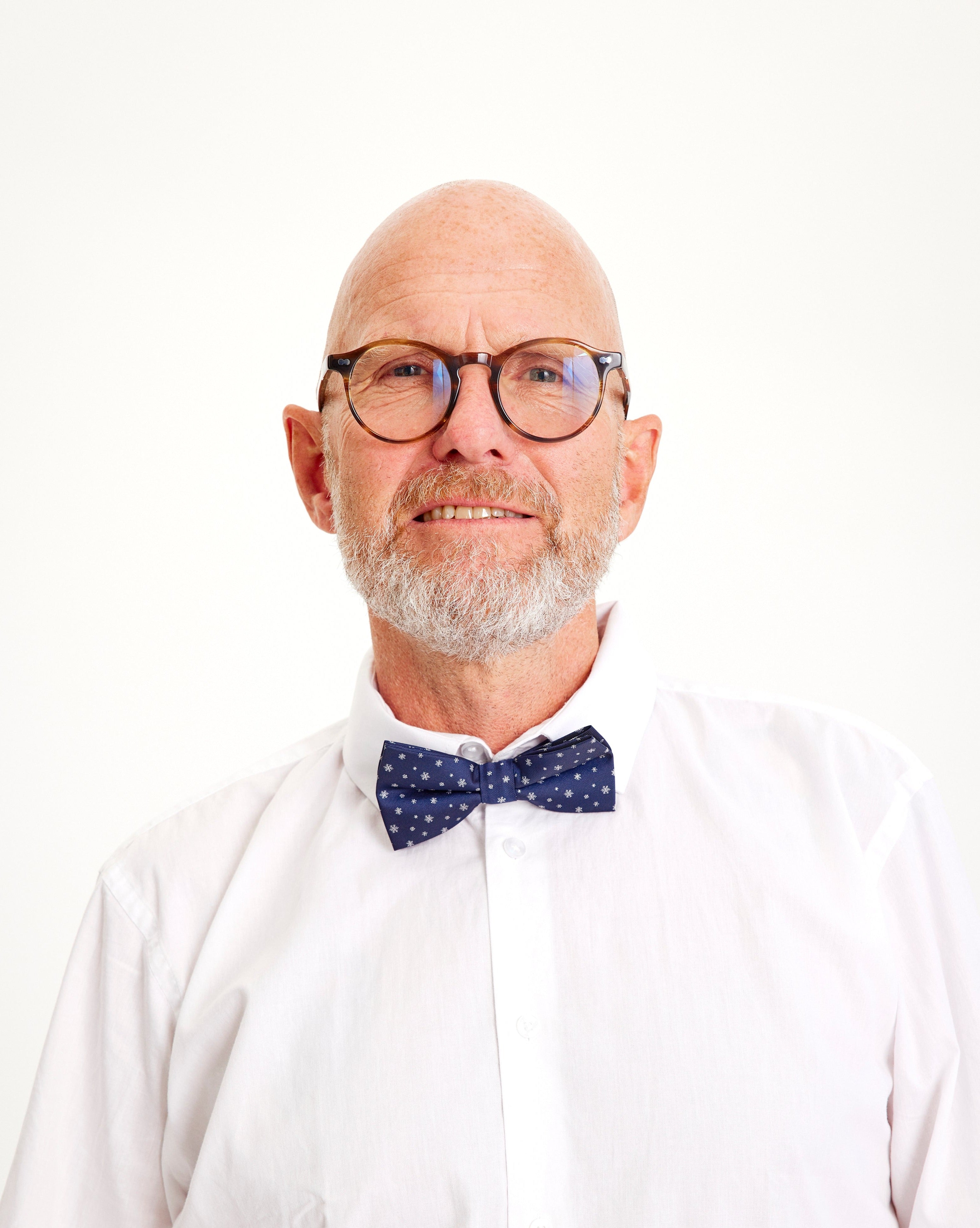 Een man met een blauwe vlinderdas.