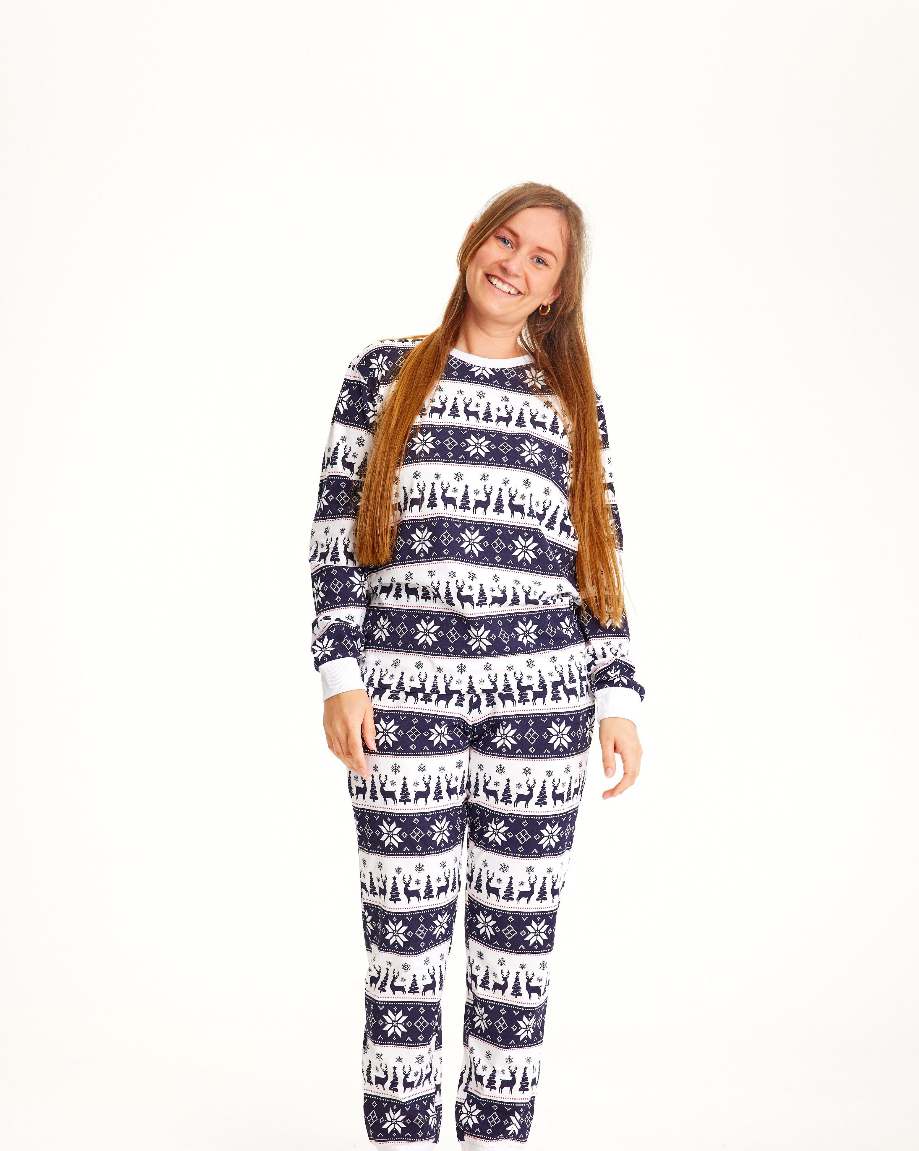 Een vrouw in een blauw-wit gestreepte kerstpyjama.