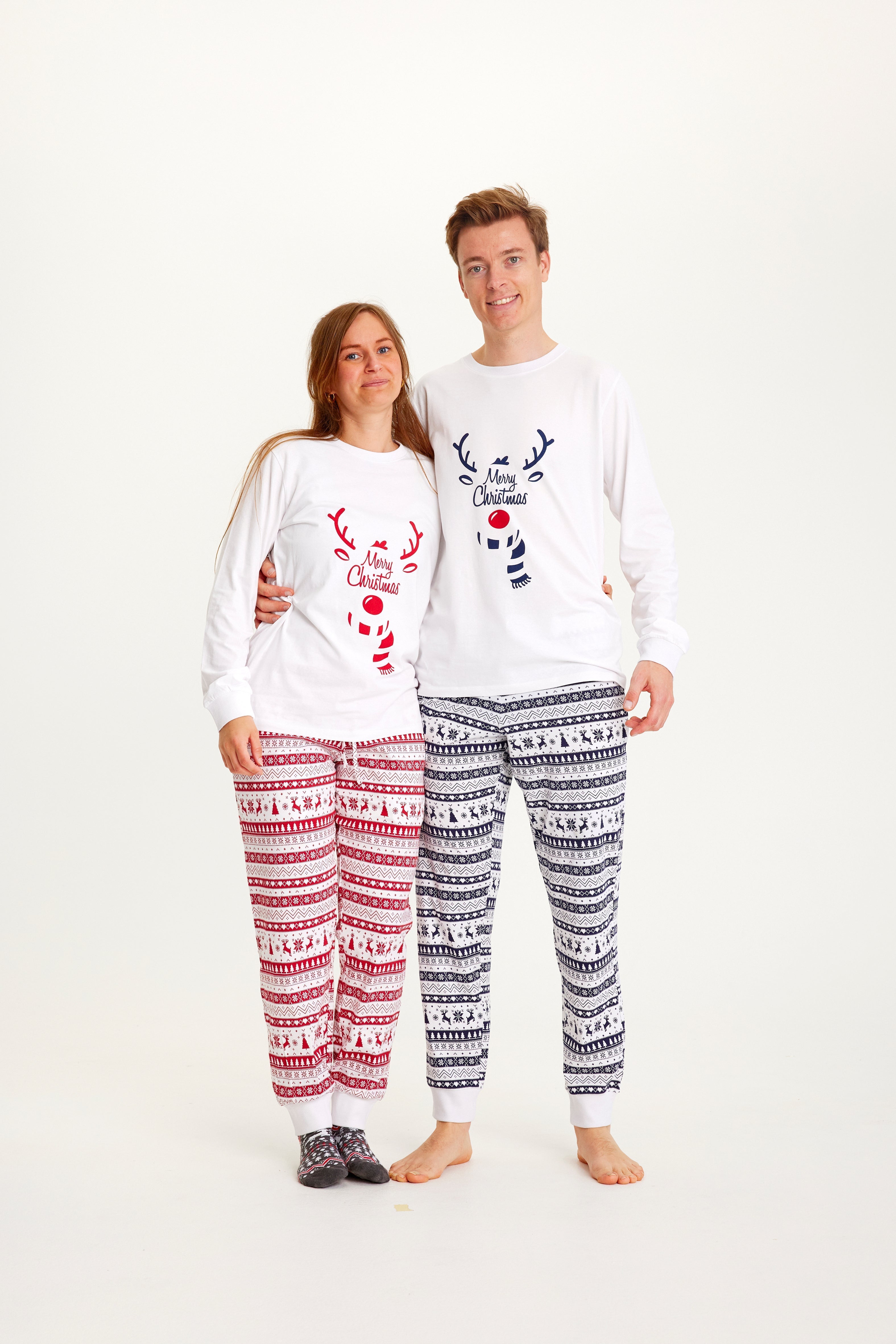 Een koppel draagt een witte kerstpyjama.