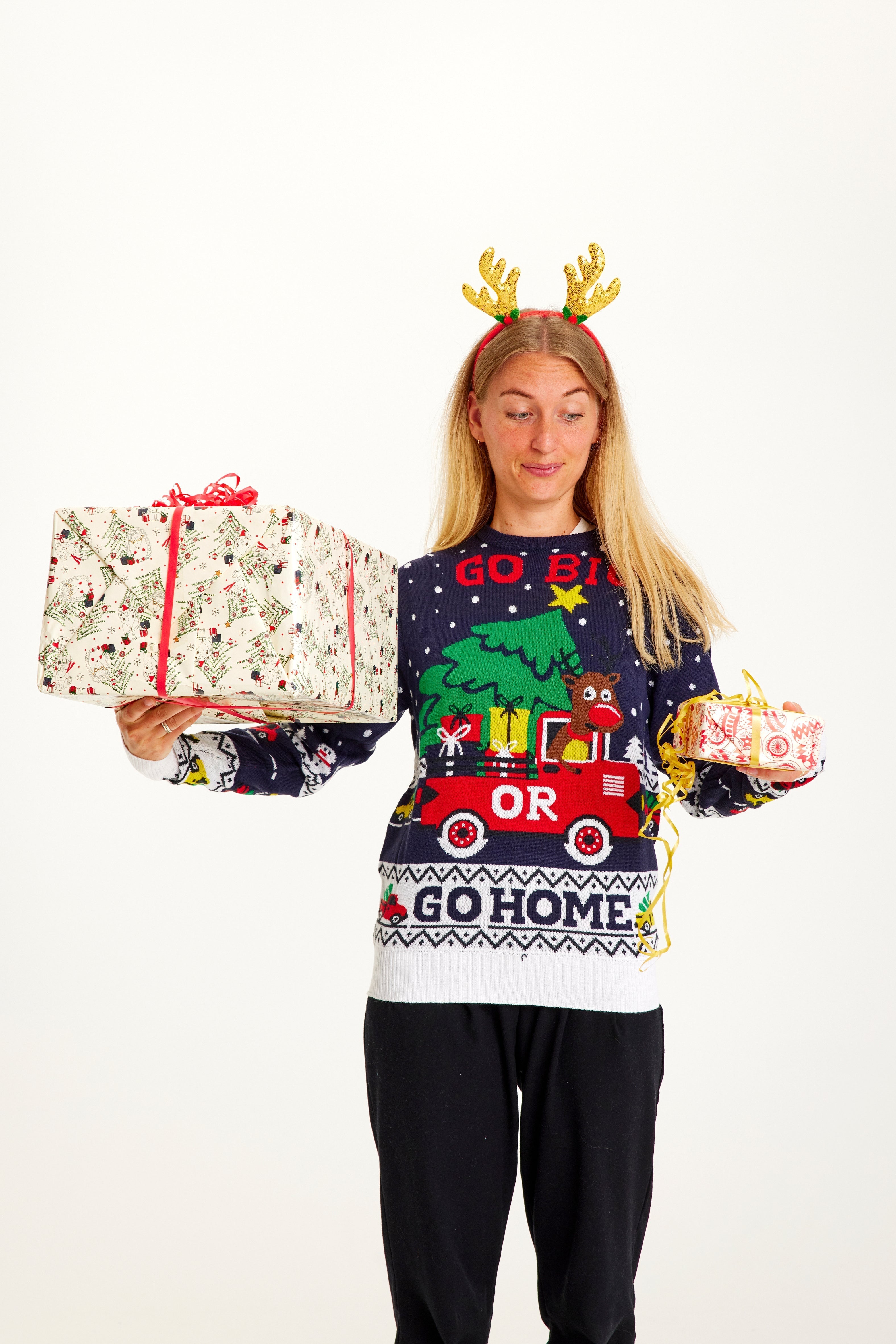 Een poserende vrouw met een kersttrui.