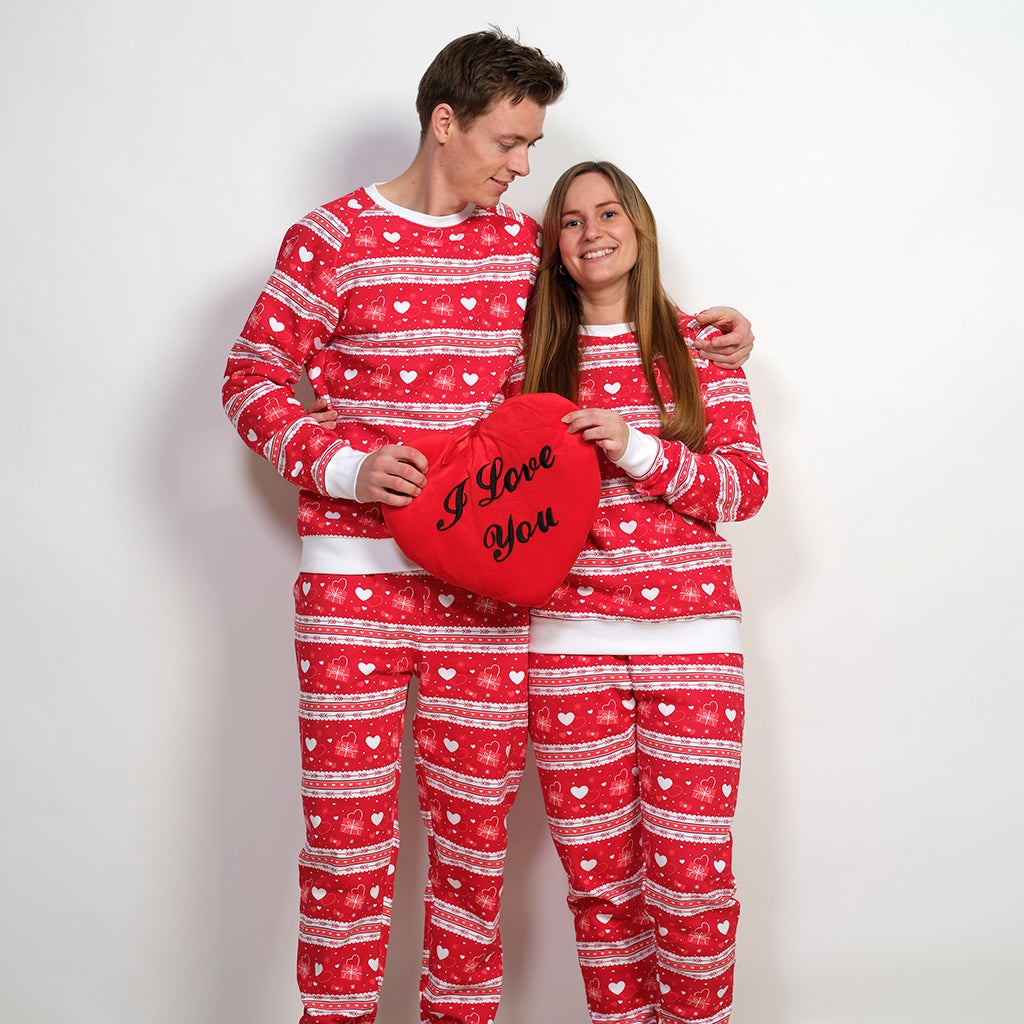 En mand og en kvinde i matchende valentinessæt.